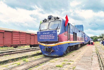 Đoàn tàu liên vận quốc tế vận chuyển tinh bột sắn từ ga Sóng Thần xuất khẩu sang Trung Quốc khởi hành ngày 27/9/2023.