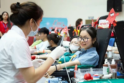 Người dân Hà Nội hiến máu tình nguyện tại Ngày hội “Giọt hồng tri ân”. (Ảnh HÀ THU)