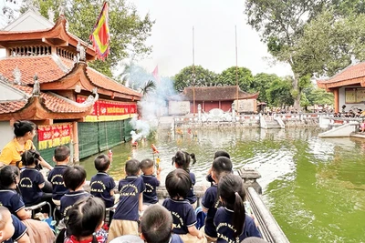 Các em nhỏ hào hứng xem các tiết mục rối nước tại làng rối Đào Thục.