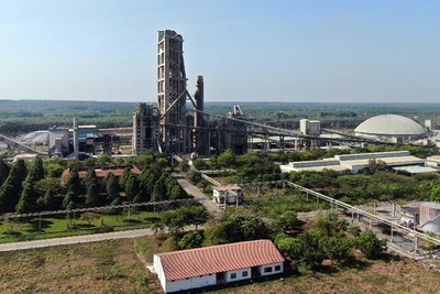 Nhà máy Xi-măng Bình Phước mỗi ngày xử lý 150-250 tấn chất thải công nghiệp, vừa góp phần giảm thải ra môi trường, vừa giảm chi phí sản xuất. Trong ảnh: Nhà máy Xi-măng Bình Phước, xã Thanh Lương, thị xã Bình Long.