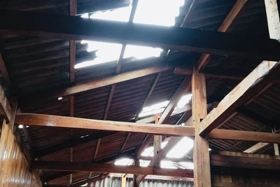 Một nhà sàn tại huyện Văn Chấn bị tốc mái.