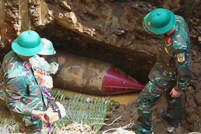 Đưa bom vào vị trí hủy nổ.