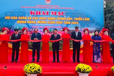 Lãnh đạo tỉnh Yên Bái cắt băng khai mạc Hội báo Xuân 2024. (Ảnh: THANH SƠN)