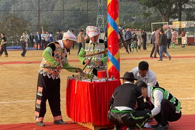 Người dân sửa soạn lễ cúng trời đất. (Ảnh THANH SƠN).