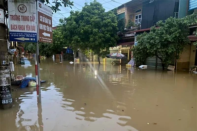 Một tuyến phố của thành phố Yên Bái bị ngập sâu trong nước.