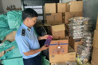 Kiểm tra việc kinh doanh thực phẩm chức năng tại thị trấn Thác Bà, tỉnh Yên Bái. (Ảnh: THANH SƠN)