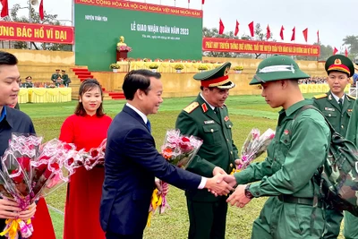 Đồng chí Đỗ Đức Duy, Ủy viên Trung ương Đảng, Bí thư Tỉnh ủy tặng hoa chúc mừng tân binh.