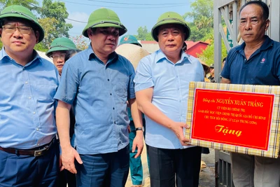 Đồng chí Nguyễn Xuân Thắng trao hỗ trợ cho người dân bị thiên tai tại phường Minh Tân thành phố Yên Bái. (Ảnh: THANH SƠN)