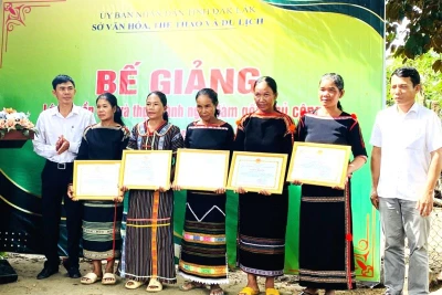 Ban Tổ chức lớp học tặng giấy khen cho các học viên xuất sắc.