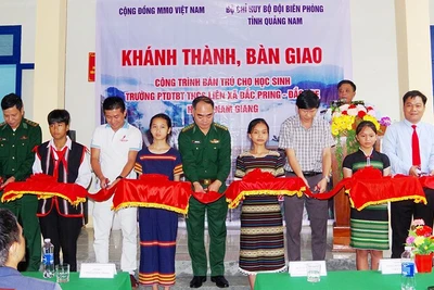 Khánh thành nhà ở bán trú cho học sinh Trường Phổ thông dân tộc bán trú THCS liên xã Đắc Pring-Đắc Pre. (Ảnh: VĂN VINH) 