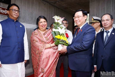Chủ tịch Quốc hội Bangladesh Shirin Sharmin Chaudhury đón Chủ tịch Quốc hội Vương Đình Huệ.