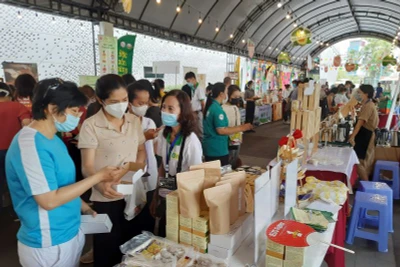 Người tiêu dùng đến tham quan và mua sắm tại lễ hội “Nông sản đặc sản vùng miền 2023”.