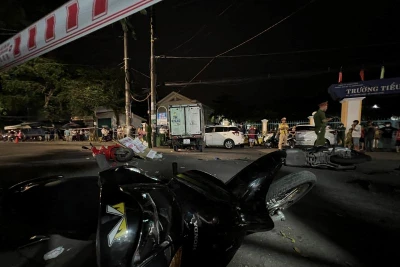 Hàng loạt xe máy bị xe tải tông liên hoàn. 