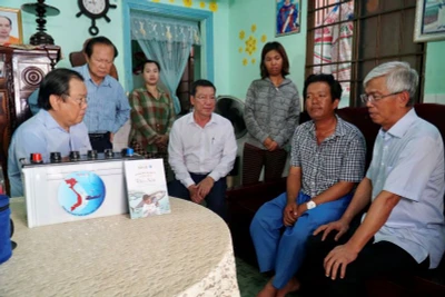 Lãnh đạo Ủy ban nhân dân thành phố và Ban Biên tập Báo Pháp luật Thành phố Hồ Chí Minh tặng quà cho gia đình một ngư dân huyện Cần Giờ. 