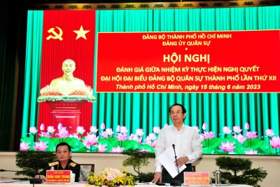 Đồng chí Nguyễn Văn Nên, Ủy viên Bộ Chính trị, Bí thư Thành ủy, Bí thư Đảng ủy Quân sự Thành phố Hồ Chí Minh phát biểu tại hội nghị.