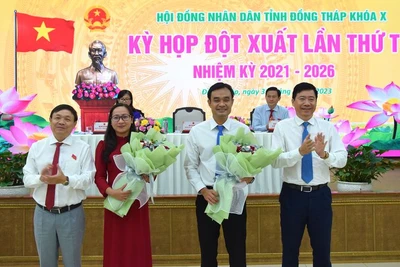 Lãnh đạo tỉnh Đồng Tháp tặng hoa chúc mừng tân ủy viên Ủy ban nhân dân tỉnh Đồng Tháp.