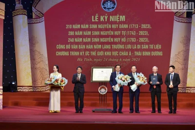 Thứ trưởng Bộ Văn hóa, Thể thao và Du lịch trao bằng chứng nhận Văn bản Hán Nôm làng Trường Lưu là di sản tư liệu Chương trình ký ức thế giới khu vực châu Á-Thái Bình Dương cho tỉnh Hà Tĩnh.