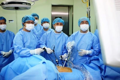 Kíp phẫu thuật Bệnh viện Trung ương Huế thực hiện phẫu thuật cắt trực tràng cho bệnh nhân ung thư. (Ảnh: BVH)