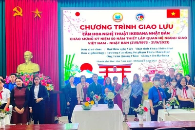 Đông đảo các đại biểu cùng học sinh, sinh viên tham dự chương trình giao lưu cắm hoa nghệ thuật Ikebana.