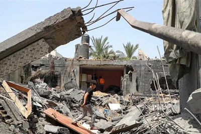 Những ngôi nhà bị phá hủy sau cuộc không kích tại Gaza ngày 12/5/2023. (Ảnh: THX/TTXVN)