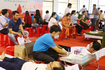 Hiến máu đầu năm đang trở thành một phong trào được đông đảo người dân tham gia.