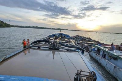 Các tàu khai thác cát trái phép bị lực lượng chức năng bắt giữ tại huyện Tân Phú Đông (Tiền Giang).