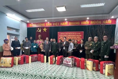 Đồng chí Trần Tuấn Anh trao quà tặng cán bộ, chiến sĩ và nhân dân trên địa bàn.