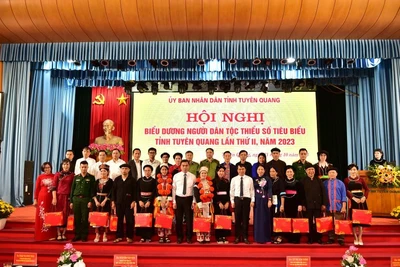 Biểu dương đại biểu dân tộc thiểu số tiêu biểu.