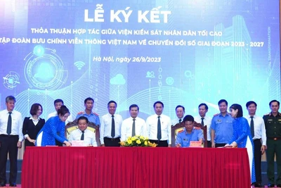 Tổng Giám đốc Tập đoàn VNPT Huỳnh Quang Liêm và Phó Viện trưởng Thường trực Viện Kiểm sát nhân dân tối cao Nguyễn Huy Tiến đại diện hai Bên ký kết Thỏa thuận hợp tác.