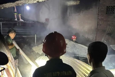 Lực lượng chức năng khám nghiệm bên trong ngôi nhà bị cháy.