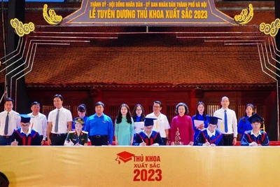 Các thủ khoa thực hiện nghi thức ghi danh bảng vàng trước sự chứng kiến của đại diện các ban, sở, ngành, đoàn thể. 