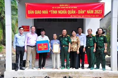 Đại tá Trần Văn Trai, Phó Tư lệnh Bộ Tư lệnh Thành phố Hồ Chí Minh cùng chính quyền địa phương bàn giao nhà tình nghĩa Quân-Dân. (Ảnh: Hữu Tân)