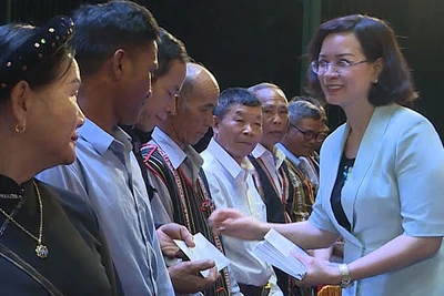 Lãnh đạo tỉnh Bình Phước tặng thưởng các già làng, người có uy tín trong cộng đồng. 