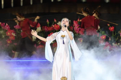 Hà Quỳnh Như tại chương trình “Người là Hồ Chí Minh”. (Ảnh: NVCC)