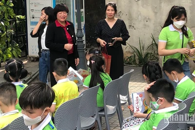 Các em nhỏ hào hứng tham gia hoạt động giới thiệu sách của Nhà xuất bản Phụ nữ Việt Nam trong khuôn khổ Ngày Sách và Văn hóa đọc 2022.