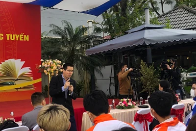 Giao lưu với diễn giả Nguyễn Quốc Vương tại một sự kiện của Ngày Sách và Văn hóa đọc Việt Nam.