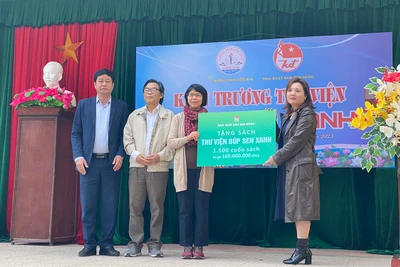 Tặng 1.500 cuốn sách cho Thư viện. (Ảnh: Nhà xuất bản Kim Đồng)