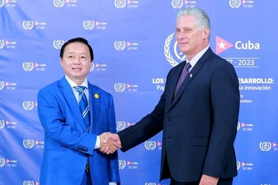 Chủ tịch Cuba Miguel Díaz-Canel đón Phó Thủ tướng Trần Hồng Hà trước giờ khai mạc Hội nghị. (Ảnh: Báo Chính phủ)