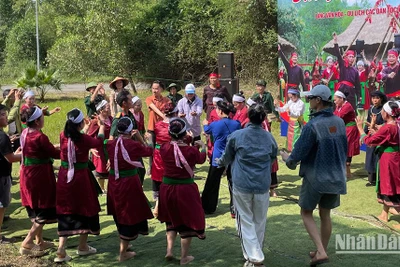 Dân ca dân vũ chào đón du khách tại Làng Văn hóa, Du lịch các dân tộc Việt Nam.