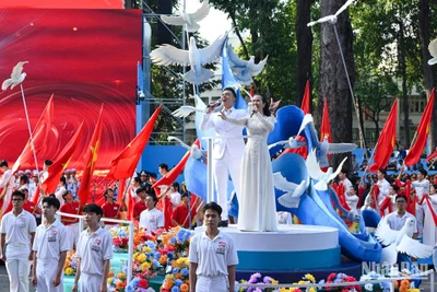 Các ca sĩ Võ Hạ Trâm và Đông Hùng trình diễn bài “Viết tiếp câu chuyện hòa bình” tại Lễ kỷ niệm 30/4. (Ảnh: DUY LINH)