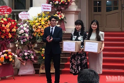 Thư viện Quốc gia tặng sách đại diện cho một số trường học ở Hà Nội.