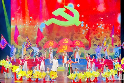 Tiết mục chèo mở màn "Mùa xuân có Đảng quang vinh" do các nghệ sĩ Nhà hát chèo Ninh Bình thực hiện. (Ảnh: YẾN TRINH)