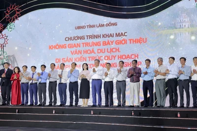 Các đại biểu tại lễ khai mạc Không gian trưng bày văn hóa du lịch Lâm Đồng tại Hà Nội. (Ảnh: Ban tổ chức)