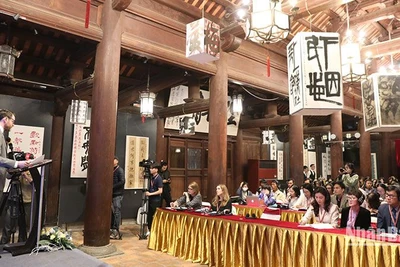 Hội thảo diễn ra tại không gian cổ kính của Khu di tích Văn Miếu - Quốc Tử Giám. (Ảnh: KHIẾU MINH)