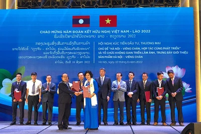 Doanh nghiệp của Thủ đô Hà Nội và Viêng Chăn trao đổi biên bản ghi nhớ hợp tác tại Hội nghị.