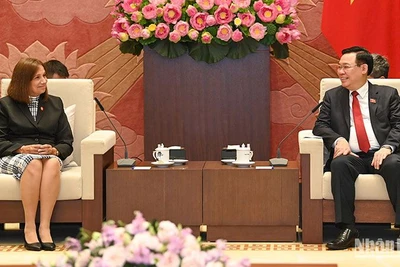 Chủ tịch Quốc hội Vương Đình Huệ và Phó Chủ tịch Quốc hội Cuba Ana María Mari Machado tại buổi tiếp. (Ảnh: DUY LINH)