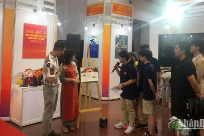 Các bạn nhỏ hào hứng tham gia hoạt động Ngày Sách Việt Nam 2023 tại Thư viện Quốc gia.