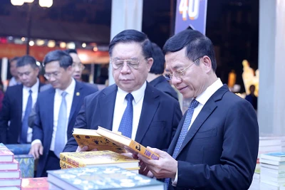 Bí thư Trung ương Đảng, Trưởng Ban Tuyên giáo Trung ương Nguyễn Trọng Nghĩa và Bộ trưởng Thông tin và Truyền thông Nguyễn Mạnh Hùng tham quan các gian hàng sách.