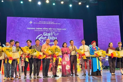 Các đại biểu trao giải cho các đơn vị đoạt giải tại liên hoan.