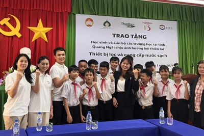 Bàn giao máy lọc nước tại Trường tiểu học và THCS Sơn Nham II. (Ảnh: C Asean cung cấp)